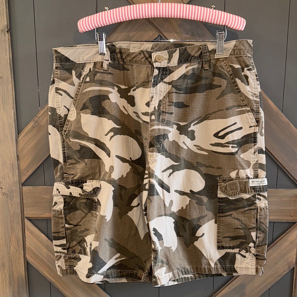 Mens Wrangler camo cargo shorts